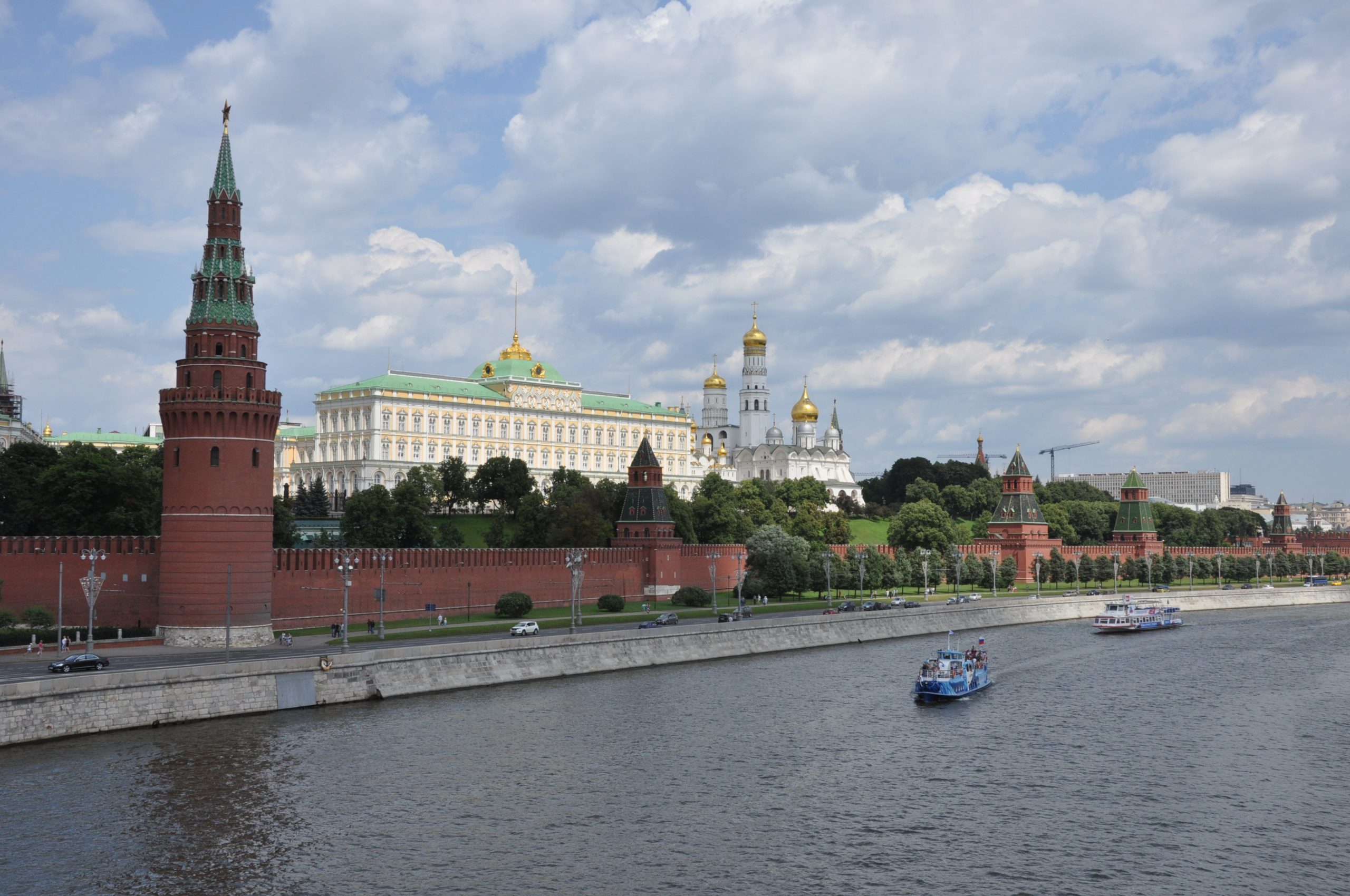 Москва очарование. Туристы в Москве. Сирень в Кремле. Москва на рабочий стол 1120.