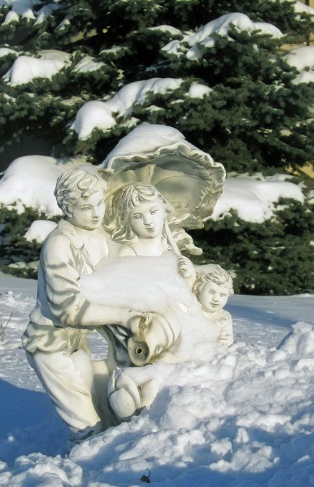 Зима скульптура в снегу