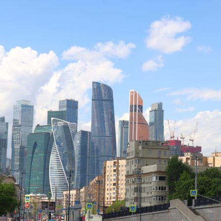 Большая Дорогомиловская улица на фоне зданий Москва Сити, Москва