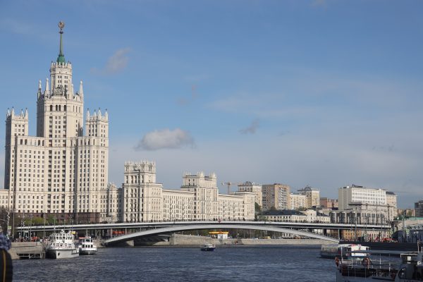 Москва река и мост на фоне сталинского дома на набережной
