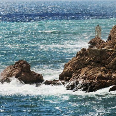 Крым Балаклава маяк на скалах