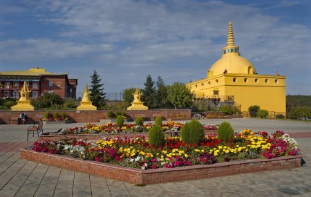 Бурятия. Улан-Удэ. Архитектура Буддийского Дацана "Ринпоче Багша", расположенного на горе.