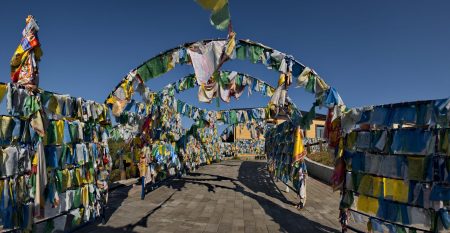 Бурятия. Улан-Удэ. Аллея с молитвенными флагами и хадаками (ритуальный длинный шелковый шарф) в Дацане Ринпоче Багша на Лысой горе