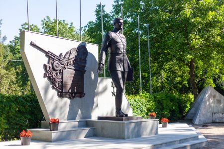 Краснодар. Памятник советскому оружейному конструктору Грабину в парке на Затоне.